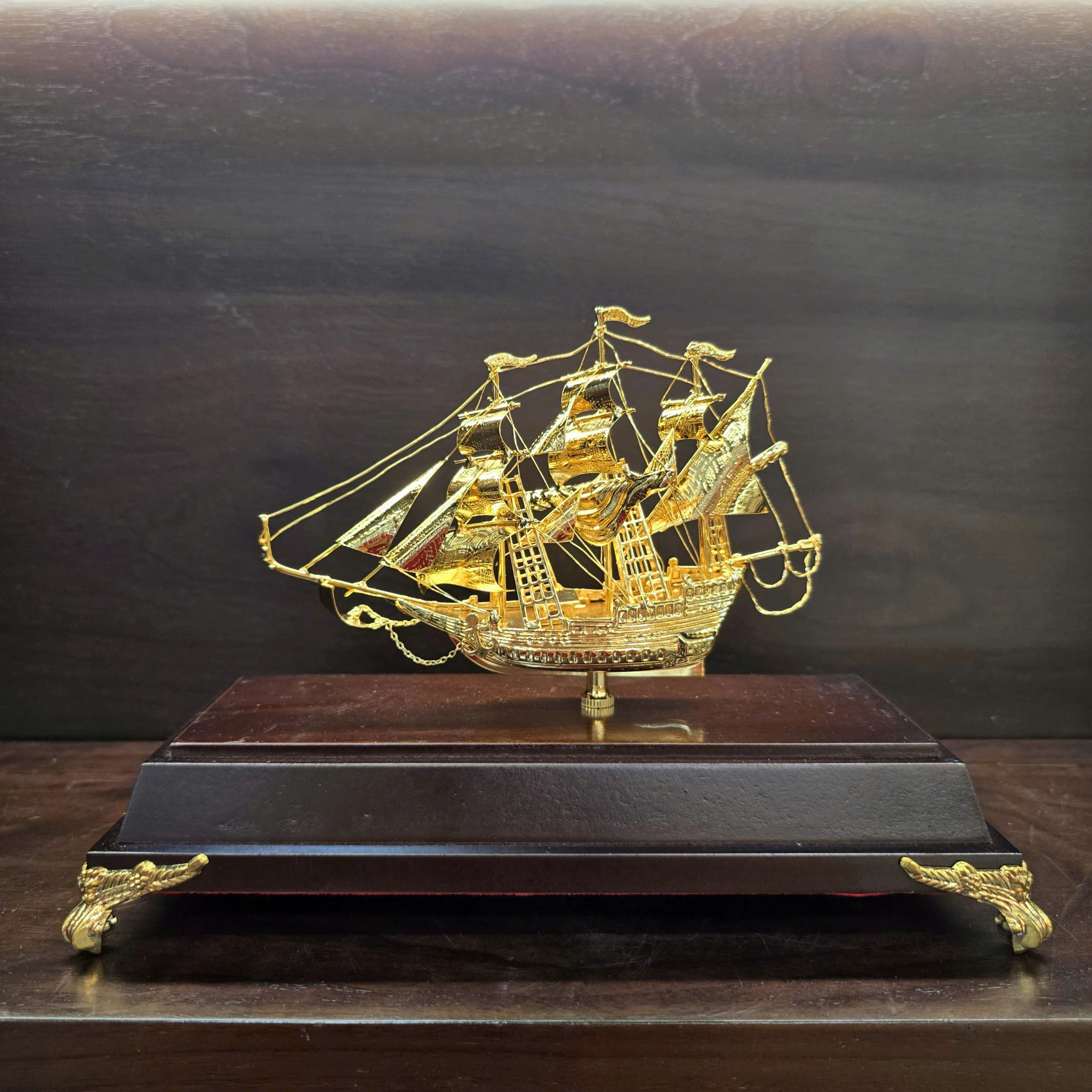 Thuyền buồm mạ vàng 24K