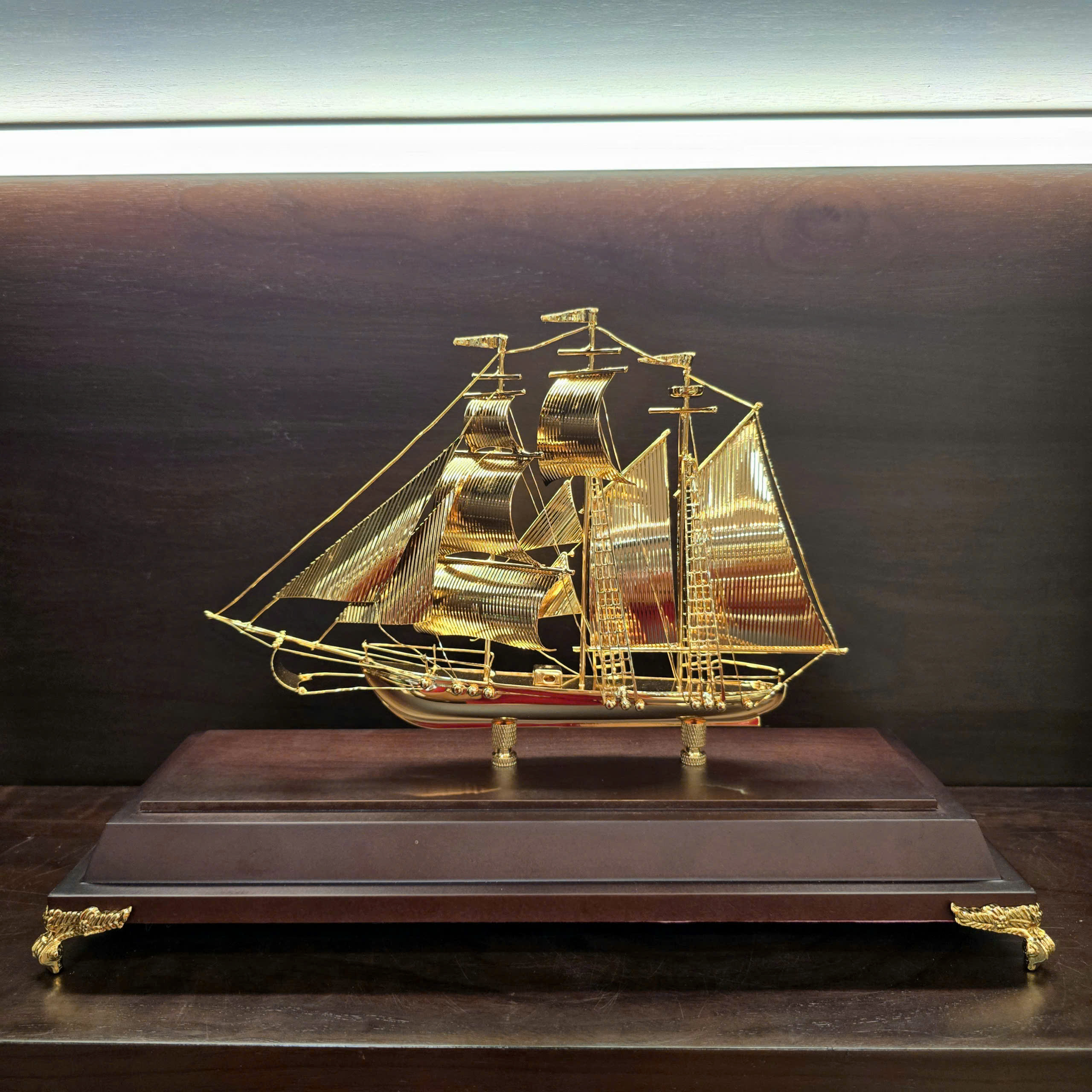Thuyền buồm mạ vàng 24K
