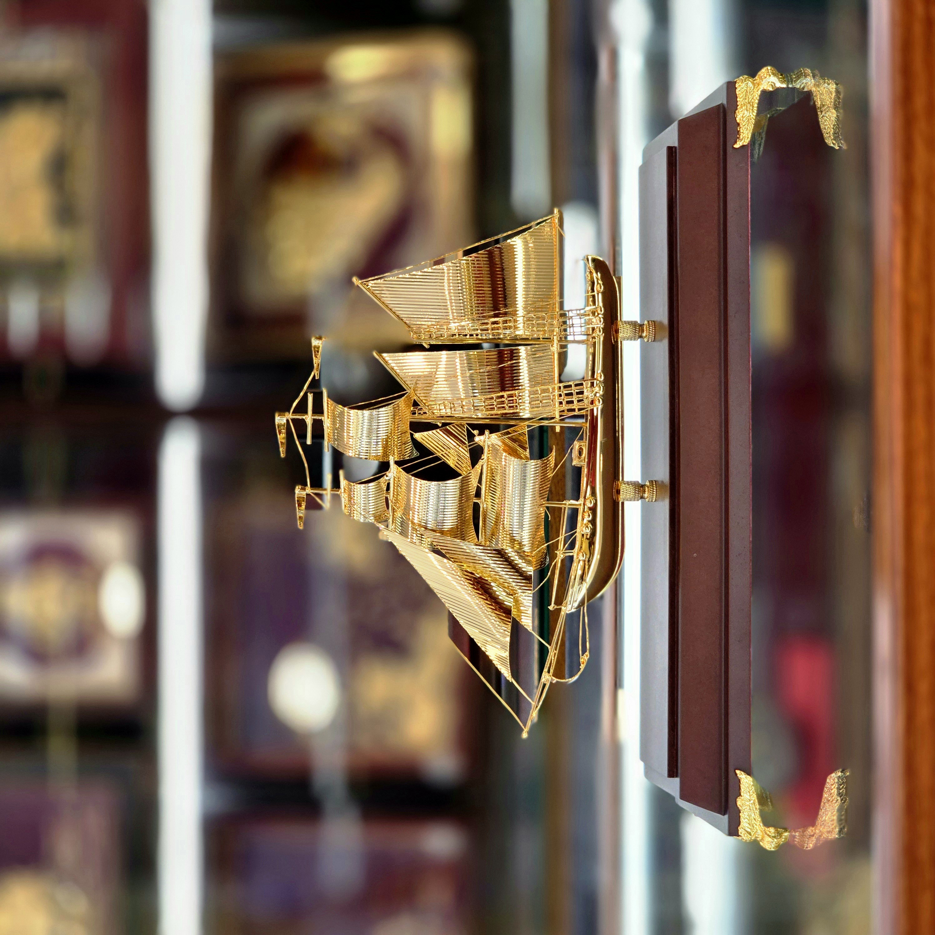 Thuyền buồm mạ vàng 24K